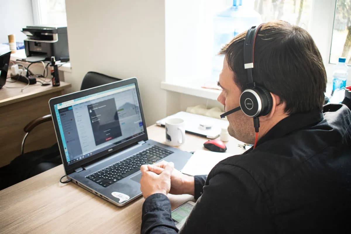 Консультант на горячей линии